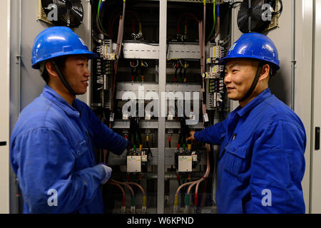 Die chinesischen Arbeiter die Arbeit dem Xianyang High Tech Industrial Development Zone für CEC ¤ Xianyang 8.6 - Generation LCD-Panel Production Line Projekt in Xiany Stockfoto