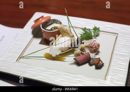 Blick auf traditionelle japanische Küche serviert japanische Kulturelle Erbe Ochiairo Murakami in Izu, Japan, 3. Februar 2017. Registriert als tangibl Stockfoto