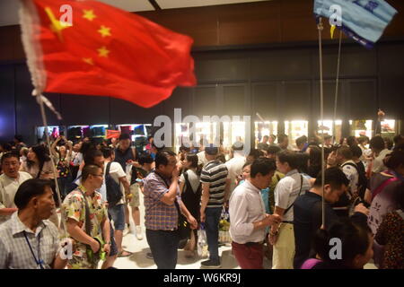 ------ Chinesische Touristen sind dargestellt in einem King Power Duty Free Shop in Bangkok, Thailand, 13. März 2017. Die Zahl der Auslandsreisen von Chines Stockfoto