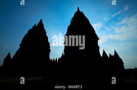 Die blauen Morgenhimmel Silhouette der Große hinduistische Tempel in Prambanan in der Nähe von Yogyakarta, Indonesien. Stockfoto