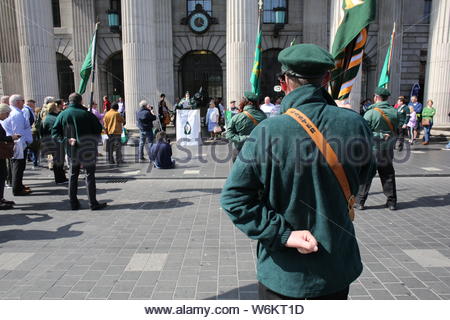 Eine militärische Parade hat in Dublin statt der 1916 Steigende zu gedenken. Aktivisten in militärische Uniform marschierten durch Dublin, gefolgt von einem s Stockfoto