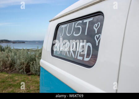 Just Married Schild auf der Rückseite eines VW Kombi Stockfoto