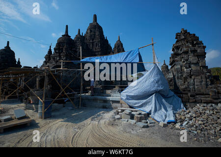 Arbeiter wiederherstellen Candi Sewu, Teil der Prambanan Tempel Komplex in der Nähe von Yogyakarta, Indonesien. Stockfoto