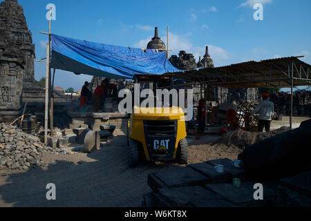 Arbeiter wiederherstellen Candi Sewu, Teil der Prambanan Tempel Komplex in der Nähe von Yogyakarta, Indonesien. Stockfoto