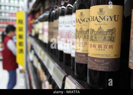 ------ Flaschen Changyu trockener Rotwein sind für den Verkauf in einem Supermarkt in Nantong City, der ostchinesischen Provinz Jiangsu, 10. Juni 2016. Chinas größte Stockfoto