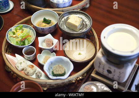 Blick auf traditionelle japanische Küche serviert japanische Kulturelle Erbe Ochiairo Murakami in Izu, Japan, 3. Februar 2017. Registriert als tangibl Stockfoto