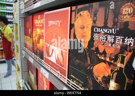 ---- Eine Flasche Changyu trockener Rotwein ist für den Verkauf in einem Supermarkt in Nantong City, der ostchinesischen Provinz Jiangsu, 22. Juni 2013. Chinas größte Stockfoto