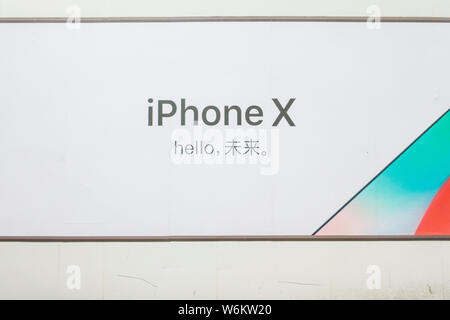 ---- Blick auf ein Aushängeschild des iPhone X-Smartphone in Chengdu City, im Südwesten Chinas Provinz Sichuan, 30. September 2017. Die Shanghai Verbraucher Cou Stockfoto