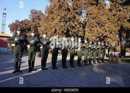 Die Ehrengarde des chinesischen Volksbefreiungsarmee (PLA) Teilnahme an einer Schulung nach der nationalen Flagge - Anhebung Zeremonie am Beiji Stockfoto