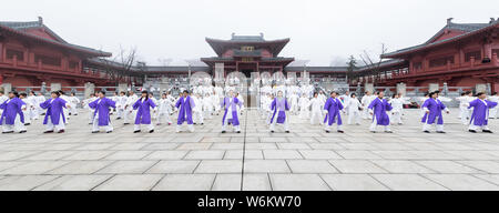 300 Menschen praktizieren Spiegelfechterei (Taiji, Tai Chi oder Tai-chi) auf der Oberseite des Jinfo Berg in Chongqing, China, 19. Januar 2018. 300 Personen praktiziert Tai Stockfoto