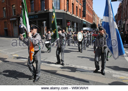 Ein militärisch-Stil Parade in Dublin 1916 Steigende zu gedenken. Republikanische Aktivisten in grünen Uniformen marschierten durch die Stadt Dublin c Stockfoto