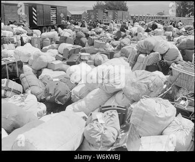 Salinas, Kalifornien. Gepäck vom Umsiedler von japanischen Vorfahren an der Sammelstelle vor. . .; Umfang und Inhalt: Der vollständige Titel für dieses Foto lautet: Salinas, Kalifornien. Gepäck vom Umsiedler von japanischen Vorfahren an der Sammelstelle vor einem Krieg, Relocation Authroity Center übertragen. Stockfoto