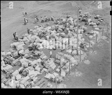 Salinas, Kalifornien. Umsiedler von japanischen Vorfahren finden sie ihr Gepäck in dieser Versammlung Mitte. . .; Umfang und Inhalt: Der vollständige Titel für dieses Foto lautet: Salinas, Kalifornien. Umsiedler von japanischen Vorfahren finden sie ihr Gepäck an dieser Sammelstelle, vor einem Krieg, Relocation Authority Center übertragen. Stockfoto