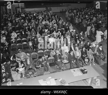 Salinas, Kalifornien. In Familiengruppen sitzt, umsiedler von japanischen Vorfahren Check in im Armory befo. . .; Umfang und Inhalt: Der vollständige Titel für dieses Foto lautet: Salinas, Kalifornien. In Familiengruppen sitzt, umsiedler von japanischen Vorfahren Check in im Armory, bevor der Salinas Sammelstelle. Sie werden später in den Krieg Umzug Behörde übertragen werden Zentren die Dauer zu verbringen. Stockfoto