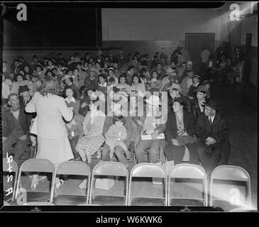 Salinas, Kalifornien. In Familiengruppen sitzt, umsiedler von japanischen Vorfahren Check in im Armory befo. . .; Umfang und Inhalt: Der vollständige Titel für dieses Foto lautet: Salinas, Kalifornien. In Familiengruppen sitzt, umsiedler von japanischen Vorfahren Check in im Armory, bevor er in die Salinas Sammelstelle. Sie werden später in den Krieg Umzug Behörde übertragen werden Zentren für die Dauer. Stockfoto