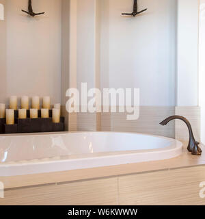 Quadratischen rahmen Bad Interieur mit Nahaufnahme eines glänzenden Ovale in der Wanne gebaut Stockfoto