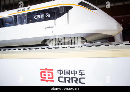 ---- Ein Modell Zug ist auf dem Stand von Crrc (China Eisenbahnrollmaterial Corp Ltd) während der Expo in Shanghai City, East China Jiangsu p Stockfoto