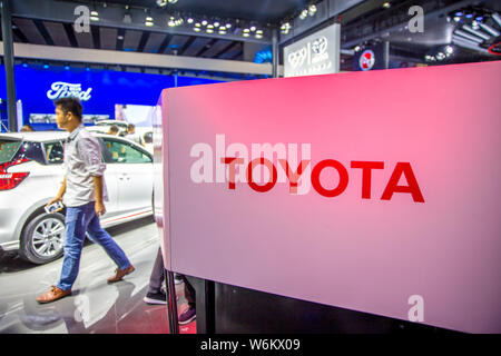 ---- Ein Besucher an den Stand der Toyota während des 15 China (Guangzhou) Internationale Automobil Ausstellung, auch als automatische Guangzhou 2 bekannt Stockfoto