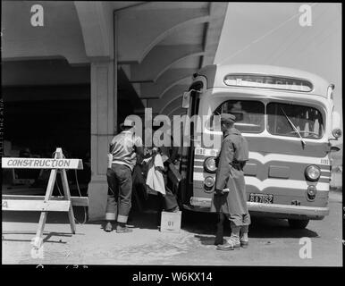 San Bruno, Kalifornien. Ein Greyhound Bus, Umsiedler zu der Sammelstelle. Stockfoto