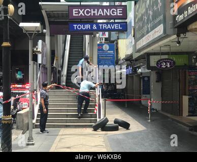 Bangkok, Thailand. 02 Aug, 2019. Thailändische Polizei den geschäftigen Skytrain station Salah Daeng Block nach Explosionen mehrerer Sprengsätze in der Hauptstadt Bangkok. Mindestens 2 Menschen wurden bei der Explosion von mehreren kleinen Sprengkörper in Thailands Hauptstadt Bangkok verletzt. Credit: Christoph Sator/dpa/Alamy leben Nachrichten Stockfoto