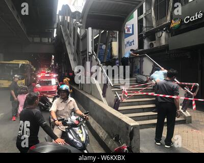 Bangkok, Thailand. 02 Aug, 2019. Thailändische Polizei den geschäftigen Skytrain station Salah Daeng Block nach Explosionen mehrerer Sprengsätze in der Hauptstadt Bangkok. Mindestens 2 Menschen wurden bei der Explosion von mehreren kleinen Sprengkörper in Thailands Hauptstadt Bangkok verletzt. Credit: Christoph Sator/dpa/Alamy leben Nachrichten Stockfoto