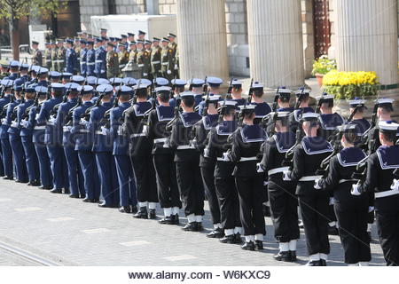 Eine militärische Parade hat in Dublin statt der 1916 Steigende zu gedenken. Präsident Michael D Higgins führen einen Kranz vor dem GPO der Gebäude Stockfoto