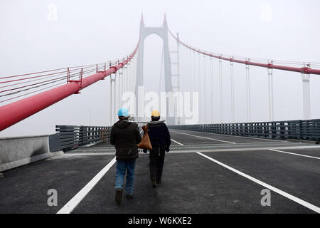 Chinesische Arbeiter Arbeit auf der Baustelle des ersten Big-span Stahlträger Aufhängung der Welt und China Bridge, die zweite Dongting See Stockfoto