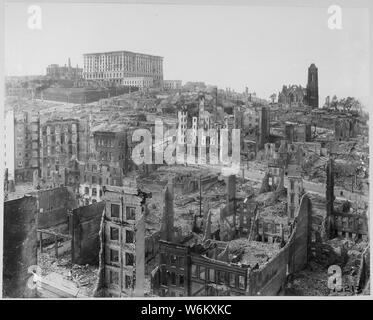 Erdbeben in San Francisco 1906: [Dies ist ein] Gebiet westlich von der Taylor Street, südlich von Sacramento Street, nördlich von Bush Street und westlich von Grant Avenue. Das große, weiße Gebäude ist das Fairmont Hotel. Die braune Gebäude aus Stein auf der linken Seite ist das Pacific Union Club in Kalifornien und Mason Straßen. Die Ruinen von einer großen Mauer umgeben sind die Ruinen der Mark Hopkins Kunst Institut Stockfoto