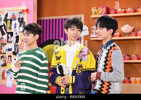 (Von links) Roy Wang oder Wang Yuan, Wang Karry oder Wang Junkai und Jackson Yee oder Yi Yangqianxi der Chinesischen boy group TFBoys Pose auf einer Pressekonferenz Stockfoto