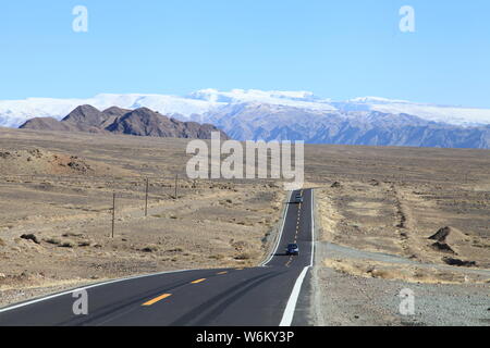 ------ Landschaft des Jingxin (Beijing-Xinjiang) Expressway in Hami, Nordwesten Chinas Autonome Region Xinjiang Uygur, 28. Oktober 2017. Nordwestlich Stockfoto