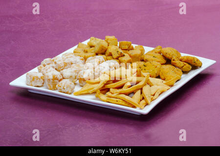 Indische Snacks serviert in einer Schale Stockfoto