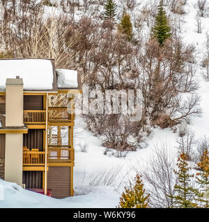 Platz Balkone und Schornstein der Wohnungen gegen Berg mit Schnee im Winter abgedeckt Stockfoto