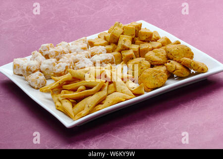 Indische Snacks serviert in einer Schale Stockfoto