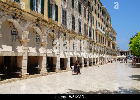 Die liston in Korfu mit Arkaden Terrassen und modischen Cafés, in der Nähe Platz Spianada, Corfu-City (Griechenland) Stockfoto