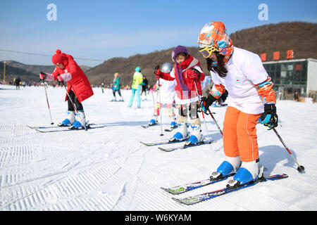 Chinesische Kinder nehmen an einem skiunterricht am Baiqingzhai Skigebiet in Shenyang City, im Nordosten der chinesischen Provinz Liaoning, 21. Januar 2018. Stockfoto