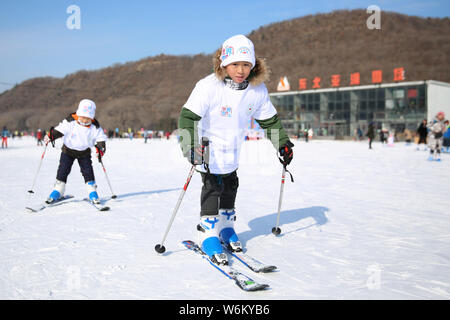 Chinesische Kinder nehmen an einem skiunterricht am Baiqingzhai Skigebiet in Shenyang City, im Nordosten der chinesischen Provinz Liaoning, 21. Januar 2018. Stockfoto