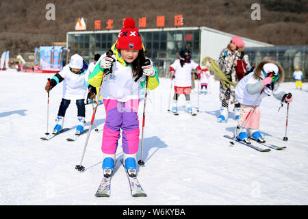 Chinesische Kinder nehmen an einem skiunterricht am Baiqingzhai Skigebiet in Shenyang City, im Nordosten der chinesischen Provinz Liaoning, 21. Januar 2018. Stockfoto