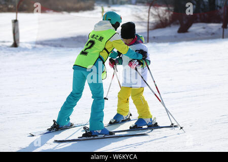 Chinesische Kinder nehmen an einem skiunterricht am Baiqingzhai Skigebiet in Shenyang City, im Nordosten der chinesischen Provinz Liaoning, 21. Januar 2018. Stockfoto