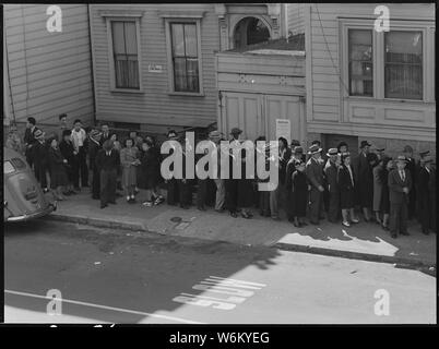 San Francisco, Kalifornien. Köpfe von Familien und einzelne Personen, die allein leben, japanischer Abstammung,. . .; Umfang und Inhalt: Der vollständige Titel für dieses Foto lautet: San Francisco, Kalifornien. Köpfe von Familien und einzelne Personen, die allein leben, japanischer Abstammung, der in Reaktion auf zivile Ausgrenzung Bestellnummer 20, bis die Linie auf der Bush Street für einen halben Block auf der Kriegs ziviler Kontrolle Administration Control Station ihre abschließende Hinweise bezüglich ihrer Evakuierung zu erhalten. Die Räumung dieser Bezirk wird in fünf Tagen abgeschlossen sein aus der Zeit dieses Foto gemacht wurde. Hinweis Ausschluss Stockfoto