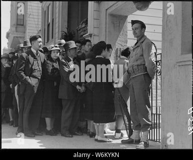 San Francisco, Kalifornien. Japanische Familie Köpfe und Personen, die allein leben, bilden eine Linie außerhalb Civi. . .; Umfang und Inhalt: Der vollständige Titel für dieses Foto lautet: San Francisco, Kalifornien. Japanische Familie Köpfe und Personen, die allein leben, bilden eine Linie außerhalb der zivilen Kontrolle Station in der japanisch-amerikanischen Bürger Liga Auditorium an 2031 Bush Street, der für die Verarbeitung in Reaktion auf zivile Ausgrenzung Bestellnummer 20 zu erscheinen. Stockfoto