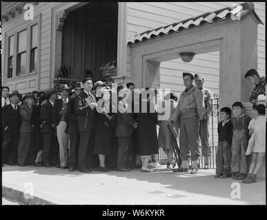 San Francisco, Kalifornien. Japanische Familie Kopf und persond alleine lebt, bilden eine Linie außerhalb Civi. . .; Umfang und Inhalt: Der vollständige Titel für dieses Foto lautet: San Francisco, Kalifornien. Japanische Familie Kopf und persond alleine lebt, bilden eine Linie außerhalb der zivilen Kontrolle Station in der japanisch-amerikanischen Bürger Liga Auditorium an 2031 Bush Street, der für die Verarbeitung in Reaktion auf zivile Ausgrenzung Bestellnummer 20 zu erscheinen. Stockfoto