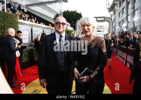 Englische Schauspielerin Helen Mirren, Recht, kommt auf den roten Teppich für die 75 Golden Globe Awards in Los Angeles, Kalifornien, USA, 7. Januar 2018. Stockfoto