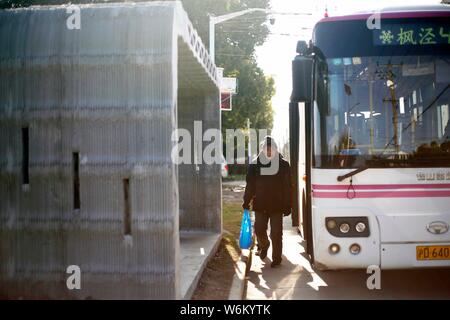 Ein Bus kommt an einem 3D-gedruckten Bushaltestelle in Fengjing antike Stadt Jinshan district, Shanghai, China, 9. Januar 2018. Eine Bushaltestelle über den 3D-pr gebaut Stockfoto