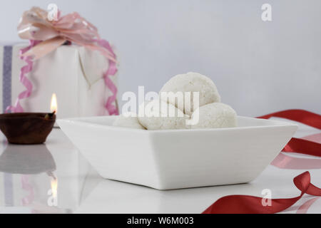 Schwamm Rasgullas in eine Schüssel geben Stockfoto
