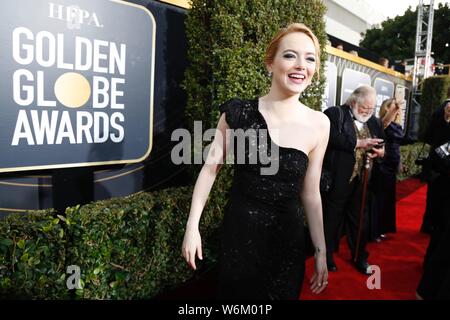 Die amerikanische Schauspielerin Emma Stone kommt auf dem roten Teppich für die 75 Golden Globe Awards in Los Angeles, Kalifornien, USA, 7. Januar 2018. Stockfoto