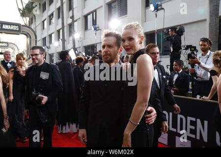 Amerikanischen Schauspieler Sam Rockwell, Links, und Schauspielerin Leslie Bibb ankommen auf dem roten Teppich für die 75 Golden Globe Awards in Los Angeles, Kalifornien, USA, Stockfoto