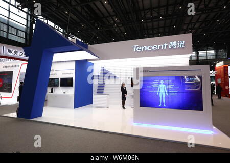 ---- Leute besuchen Sie den Stand von Tencent während der vierten Welt Internet Konferenz (WIC), auch als Wuzhen Gipfel bekannt, an der Wuzhen Internationalen Stockfoto