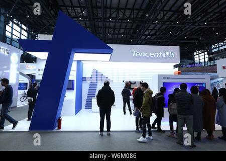 ---- Leute besuchen Sie den Stand von Tencent während der vierten Welt Internet Konferenz (WIC), auch als Wuzhen Gipfel bekannt, an der Wuzhen Internationalen Stockfoto