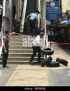 Bangkok, Thailand. 02 Aug, 2019. Thailändische Polizei den geschäftigen Skytrain station Salah Daeng Block nach Explosionen mehrerer Sprengsätze in der Hauptstadt Bangkok. Mindestens 2 Menschen wurden bei der Explosion von mehreren kleinen Sprengkörper in Thailands Hauptstadt Bangkok verletzt. Credit: Christoph Sator/dpa/Alamy leben Nachrichten Stockfoto