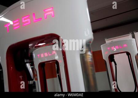 ---- Blick auf die Logos auf der weltweit größten Kompressor von Tesla in einer Tiefgarage im Stadtteil Pudong, Shanghai, China, 2. Stockfoto